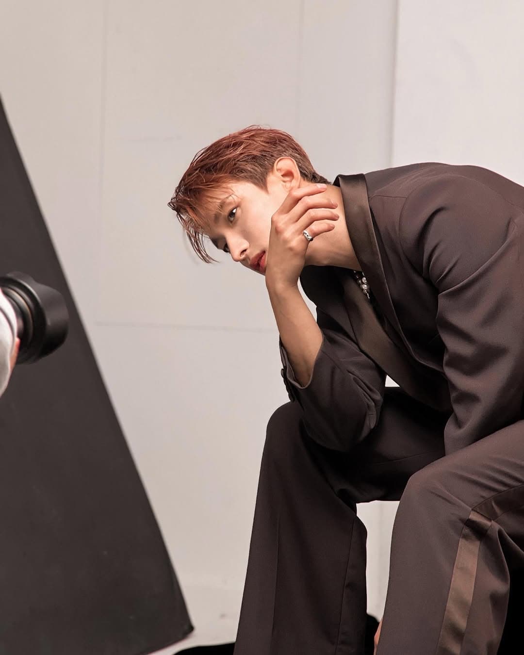 behind🤎 @allurekorea

-230418