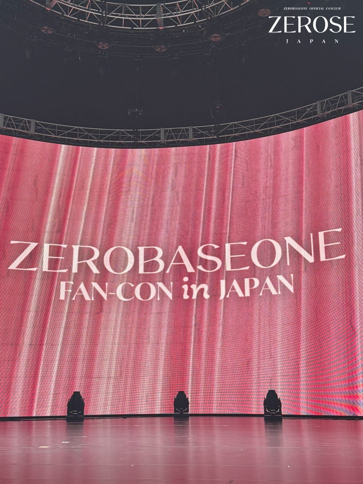 2024.04.15
STAFF
2024 ZEROBASEONE FAN-CON IN JAPAN（字數限制刪減）

ゲームコーナーでは、RICKYがまさかのけん玉が得意なことが発覚するなど、メンバーの特徴を知っていただくことができたと思います。
皆さんの印象に残った場面はありましたでしょうか？
アンコール前のZEROSEの皆さんによる「ゆらゆら -運命の花-」の合唱は、メンバー全員とても感動していました。本当にありがとうございました。
そして、メンバーは、コンサートの帰り道にZEROSEの皆さんが駅に向かう姿を見ていました！
ZEROSEを見ながら「ZEROSEだ！」「ZEROSEがいっぱい！」「ZEROSEありがと〜！」と日本語で口々にしていました。
携帯のライトで気づいてもらおうと頑張っていたメンバーも。
ZEROSEの皆さんに沢山の愛をいただいたので、コンサート終わりにも関わらず、通常の何倍以上もテンションが高かったです。￼