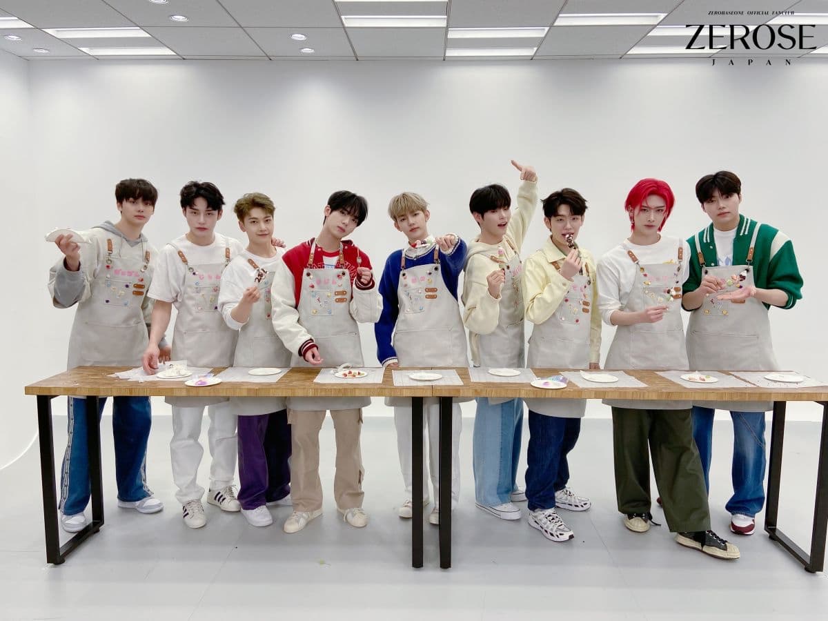 2024.07.05
STAFF
お団子作りBEHIND

「よろしくおねがいします！」と元気にスタジオに入ってきたメンバーたち。
準備されたエプロンを見て、ひらがなを頑張って解読しながら自分のエプロンを探していました👀
そして「色によって味が違うのかな？」「お餅と団子の違いは何かな？」など、いろいろな会話をしながら楽しくお団子作り。

早く終わったメンバーは、デコレーション素材のフルーツやチョコレートをつまみ食いしたり、お互いに食べさせあったりと、お茶目な姿が見られました！
それぞれのお団子紹介が始まると、個性豊かなデコレーションが続々登場…！
9人9色の素敵なお団子が出来上がりました🍡

メンバー投票による優勝作品はユジンの作ったこちら！
お団子を一つずつ解体してあんこで包むという斬新なアイデアでした✨

最後はマシュー、ゴヌク、ハンビンの記念写真をお届け🍡
ZEROSEの皆さんはどのデコレーションがお気に入りですか？
ぜひ動画をチェックしてお気に入りのお団子を教えてくださいね！￼