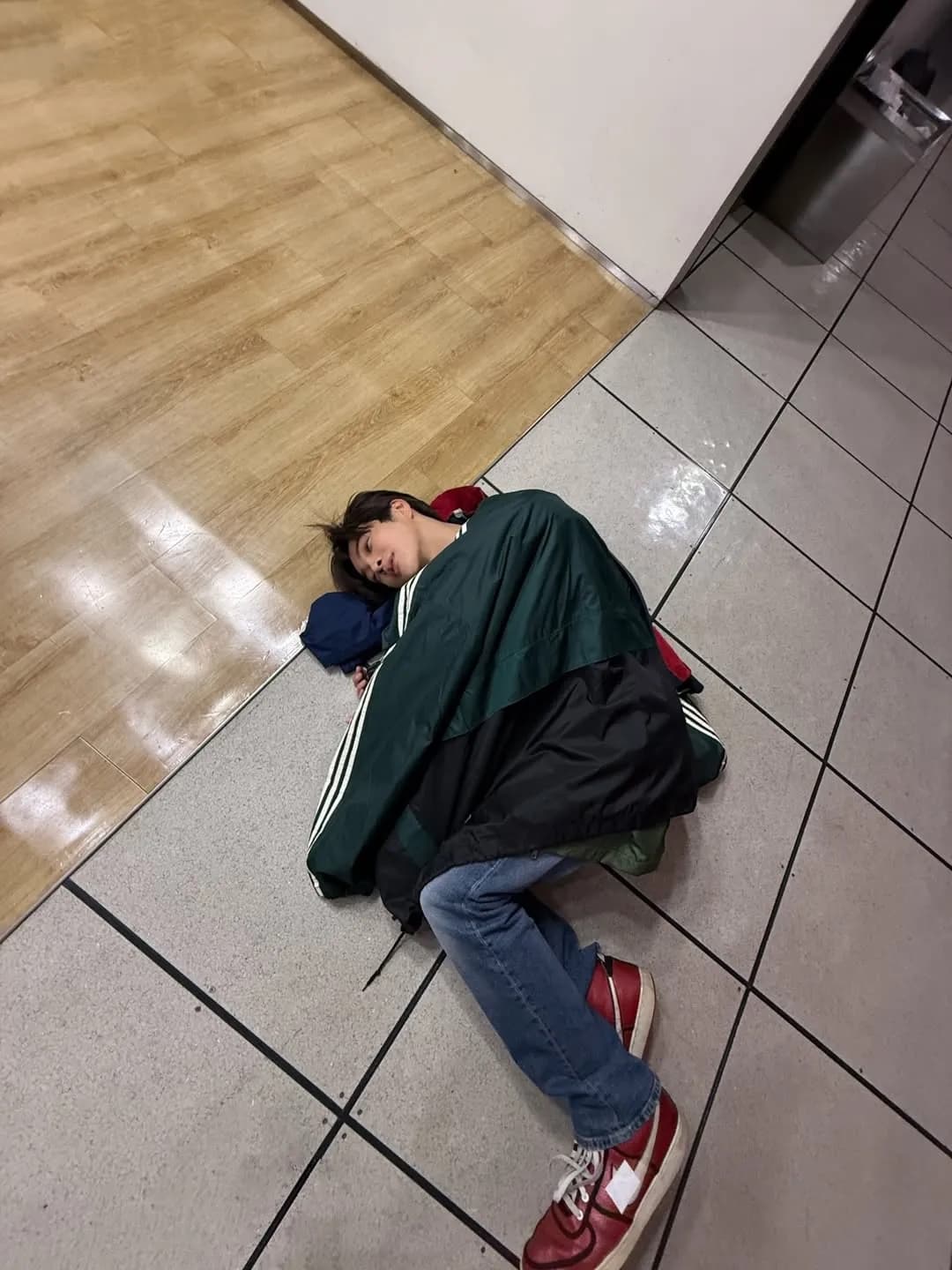 脆友
安小狗身上都是哥哥們的衣服
睡得好安心呀
躺在嚴跟馬丁的外套上
身上再蓋趙雨凡跟主訓的外套
第二張特別可愛 哈特暖暖的😖