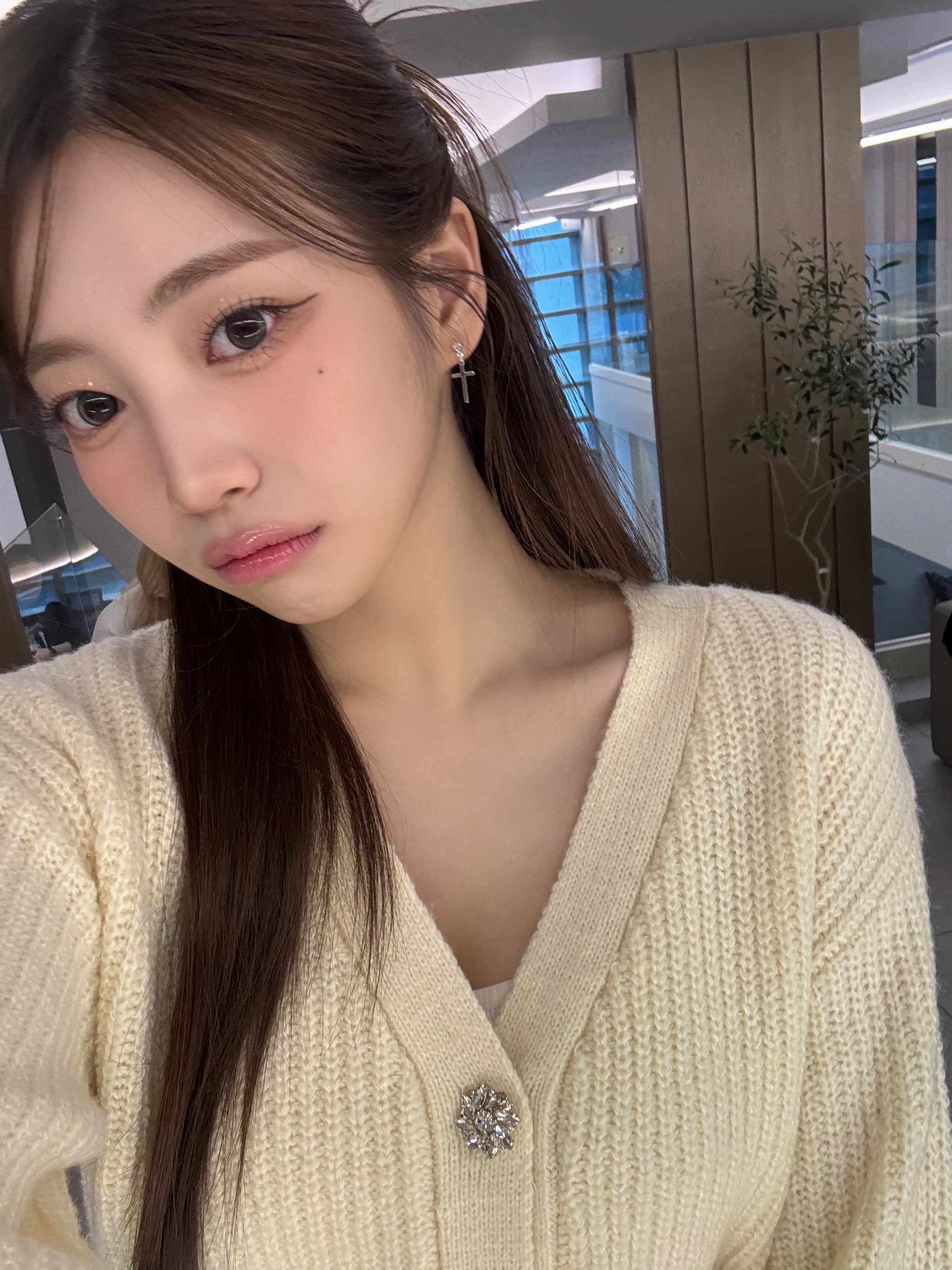 엡떠들 나나예요!
오늘 아침에 일어났는데 눈이 와서 깜짝 놀랐어요!😳
2024년은 엡떠 덕분에 행복한 한해였으니까
2025년도 엡떠랑 함께 할 수 있으면 좋겠습니다💕
이제 봄이 조금씩 다가오고있지만 아직 많이 추우니까 따뜻하게 입고 감기 조심하세요!!
엡떠 항상 정말 고마워요🫶
내일 또 봐요!!  잘 자! 사랑해요💕