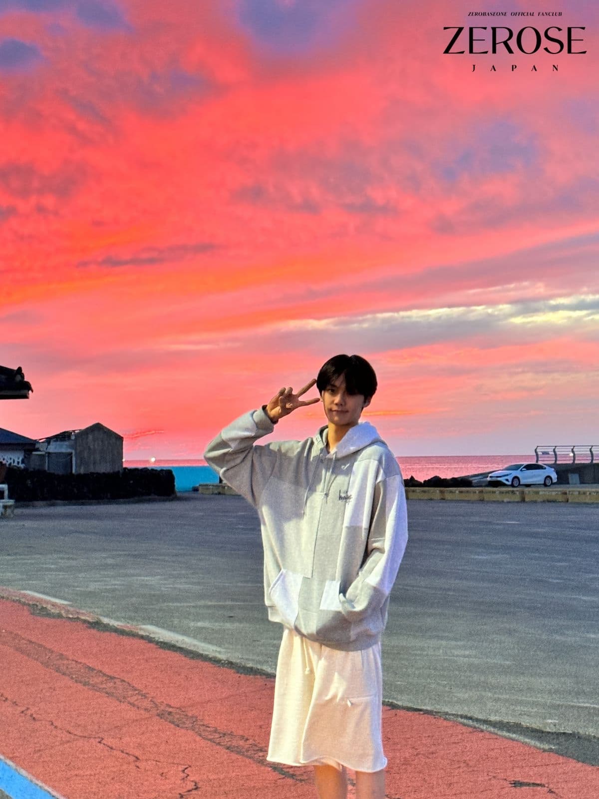 2024.07.04
KIM GYU VIN
ZEROSEたち、何して過ごしてる!
ZEROSE! 最近すごく暑くてベッドから起きるのが大変でしょ??
それでも毎日起きて昨日とは違う1日を過ごすのが格好いいし、すごい。
ZEROSEは暑さをどのように解決するのか気になる!
それから皆が暇にならないようにたくさん来るから、あんまり退屈しないでください。
最近天気も空もとても綺麗だから仕事終わりや週末に出かけてストレス解消してね!
いつも愛してる。少しだけ待っていて。すぐに素敵な姿で帰ってくるからね。愛してるよ~!