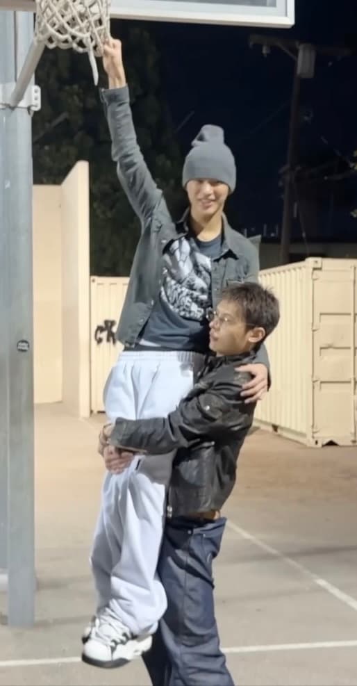 安團寵已經達成每個哥哥都抱過他