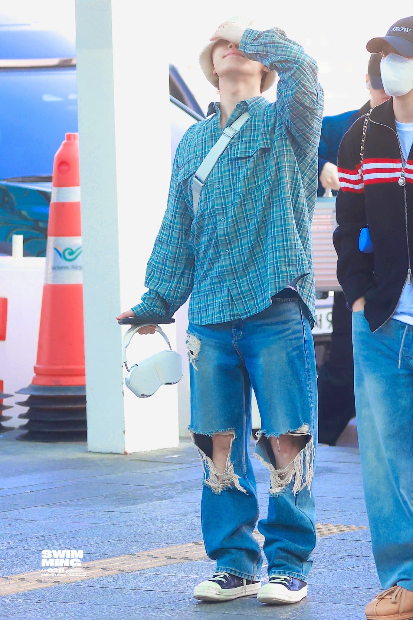 一大早坐飛機去曼谷機場照，可可愛愛的燦寶跟克拉們揮手👋🏻👋🏻👋🏻