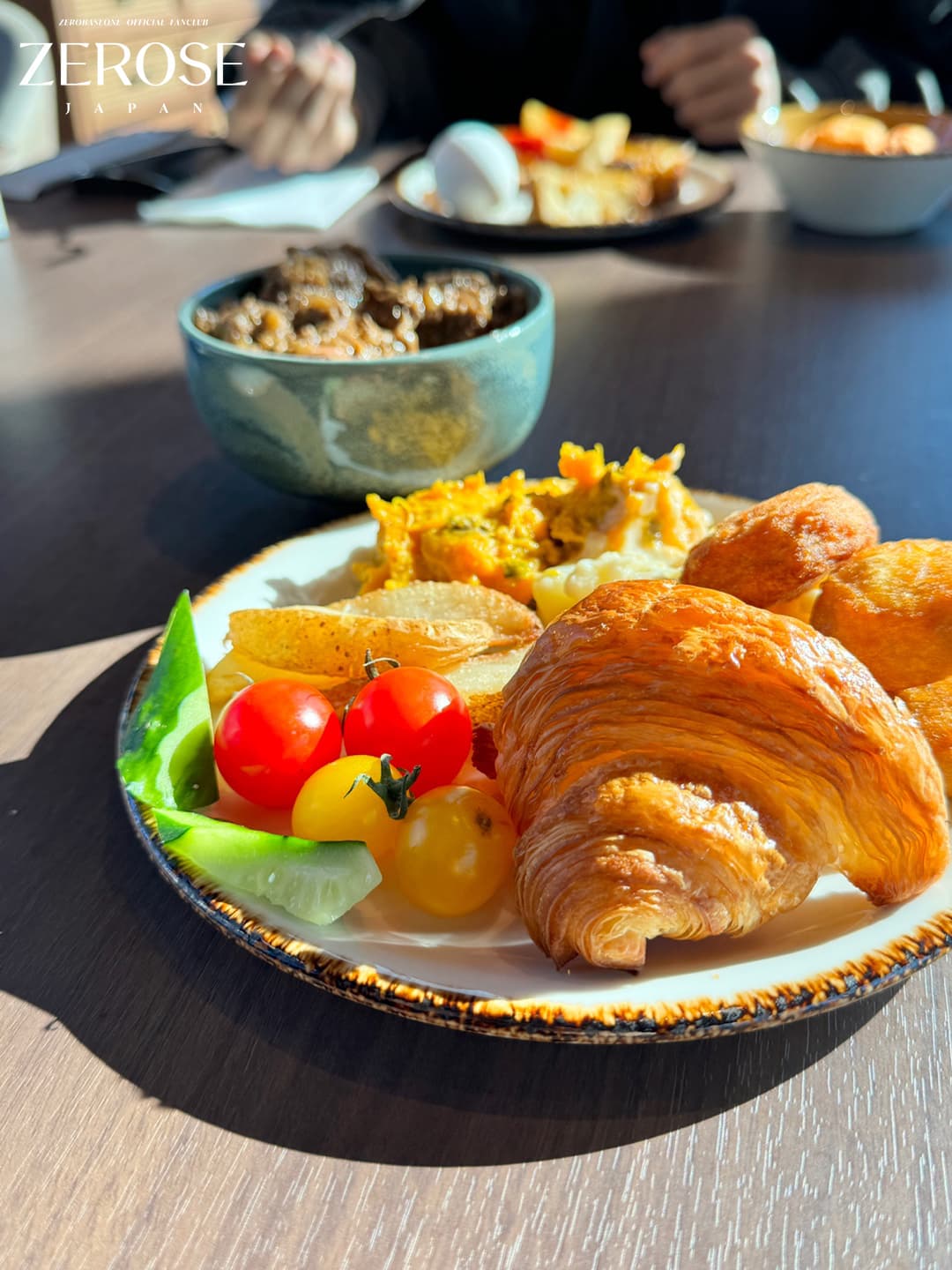 2023.12.14
SUNG HAN BIN
日本 MAMA~🏆
MAMAの準備をしながらホテルで朝食も美味しく食べて、マシューとテラスで写真も撮りました :)
日本の道端で写真を撮ることがウィッシュリストの中の1つでしたが、ギュビンとミラーショットを撮りました ㅎㅎ
ステージ当日は出発前にルームメイトのジウンさんと写真も撮りました!
会場ではメンバーたちと大きな舞台を見ながら感嘆もして ㅎㅎ
ありがたいことに.. ZEROSEとメンバーたちのおかげでMAMA 3冠も獲って、とっても意味がありました❤
D1, Be the ONE!が思いついて写真を撮っていたら誰かが昇ってきたので..ジッとみている途中ㅋㅋㅋ
とても幸せだった思い出を保存💌