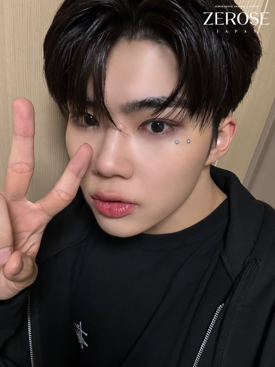 2024.02.07
PARK GUN WOOK
ZEROSEたちヤッホー、ゴヌクです !!
僕たちが日本デビューを目前にしていますが、みなさんたちは楽しみですか ?
僕たちは日本の雰囲気がどうなのか, ファンのみなさんが喜んでくれるかとっても緊張してドキドキします ㅎㅎ
ファンコンも! 一生懸命準備しているのでたくさん期待してください。
ジャケット写真とMV撮影をしながらファンのみなさんが喜んでくれるだろうと思いましたが、実際にもたくさん喜んでくれると嬉しいです。
1日でも早く日本デビュー曲を聴かせたい気持ちです。
とにかく! 楽しく健康に活動するのでたくさん応援してください 😍