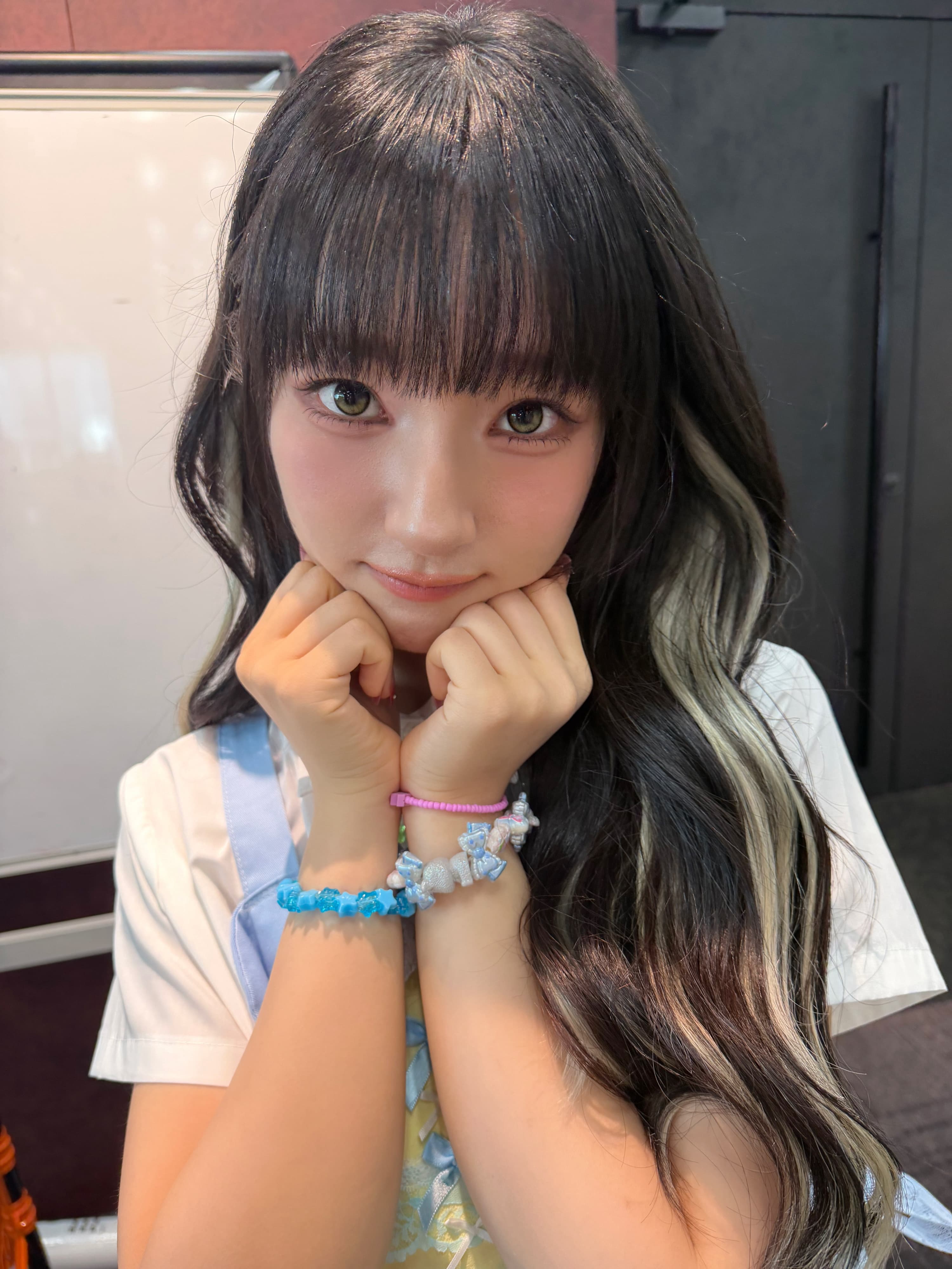 あ！ 🫪⚡️💌⏰🍥
사실 나만 가질려고 했던 사진인데 윤하가 너무 귀여워서 엡떠한테 보여줘야될것 같아서 올릴게요 🤭🤭
8월에 일본갔을때 윤하랑 방을 같이 썼는데 밤에 갑자기 서로 메이크업 해주기를 했어요 ㅎㅎ
메이크업 다 하고 사진을 안찍었는데 하는 모습이 너무 웃겨서 찍었어요🤭
엡떠 9월도 잘 부탁해요~!!
오늘도 사랑해⭐️💕