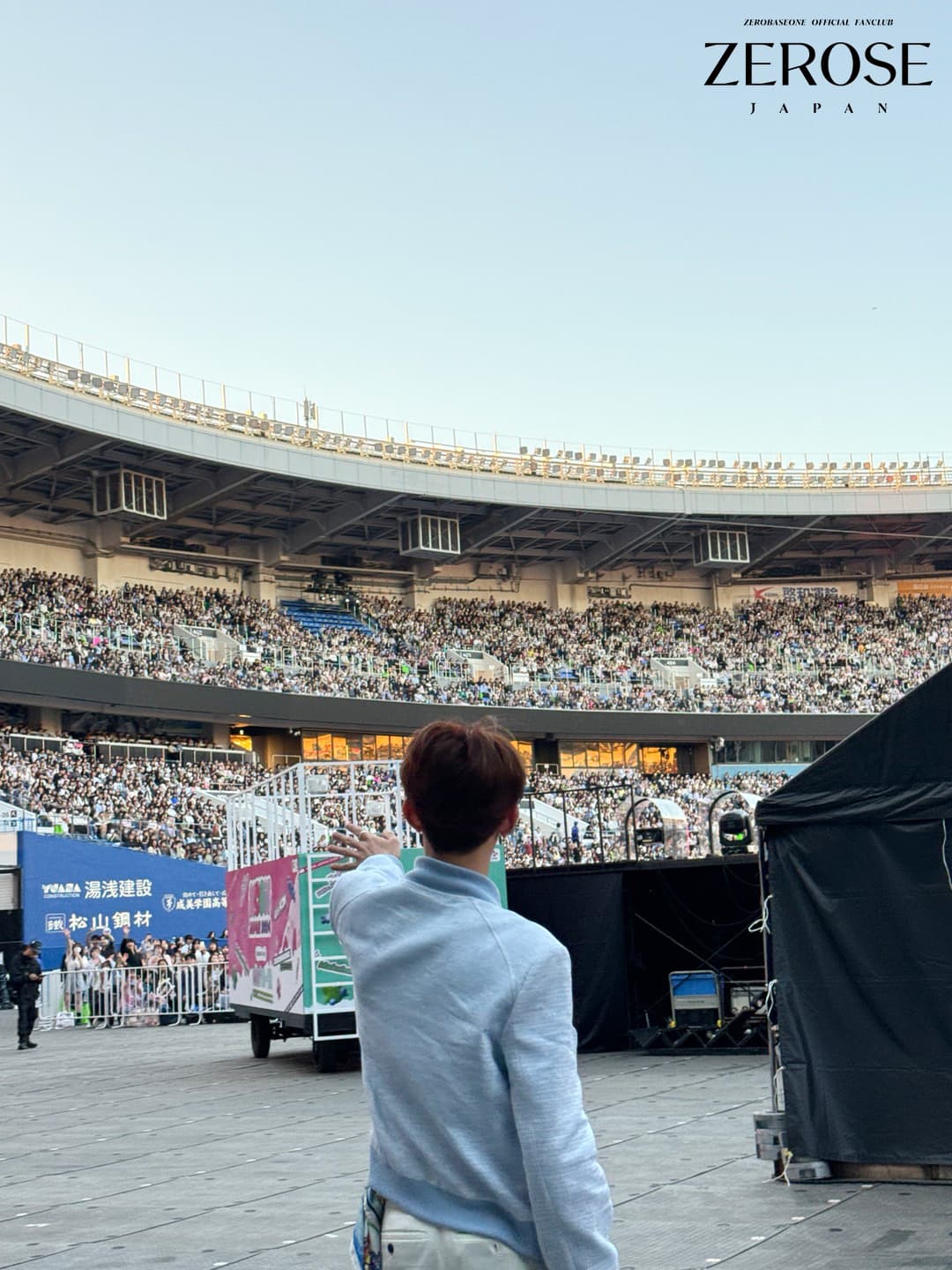 2024.05.25
ZHANG HAO
KCON JAPANの思い出

昨年に続いてまたKCON JAPANに出たら、昨年の風景を思い出しました💕
昨年のKCON JAPANの時は「ZEROSE」という呼び方がまだぎこちなかったですが、その時よりはるかに仲が深まった僕たち！
一年間やり遂げた事も多く、お互いさらに愛し合っています。
もっと自信を持って成熟した芸能人になって、ZEROBASEONEとしての初ステージに立った当時のときめき忘れず、いつもかっこいい姿をお見せします。
ZEROSE愛してる🥰🥰
これからもたくさんの思い出を一緒に作っていこう。￼