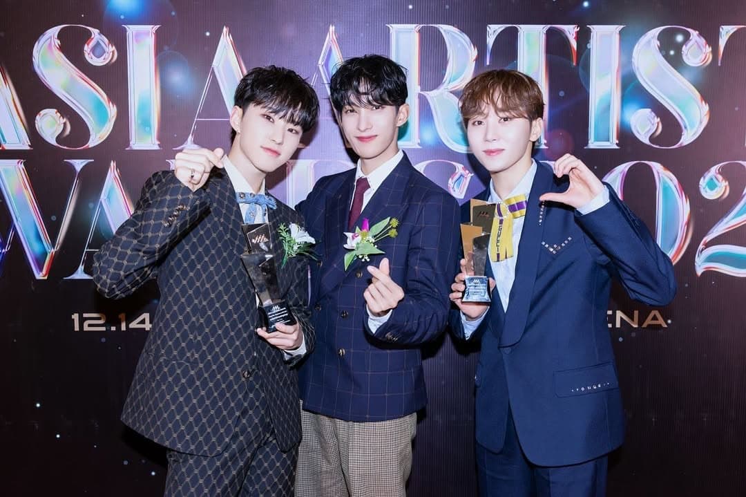 행복은 성적순이 아니라 부석순!!!
부석순 이라는 이름으로 대상을 받는다는건 상상도 못했습니다.
세븐틴으로도 값진 대상을 받을 수 있어서 진심으로 감사드립니다◡̈
이렇게 값진 모든 순간들은 우리 캐럿분들의 많은 사랑과 응원 덕분이라고 생각합니다.오늘 하루도 정말 감사한 하루네요ෆ⸒⸒.캐럿분들 정말 많이 사랑하고다시한번 감사드립니다! 내년 부석순의 컴백 많은 기대 부탁드립니다.여러분들에게 앞으로도 좋은 기운 나눠드리는 그룹 세븐틴,부석순이 되겠습니다! 감사합니다🩵🩷

-231215