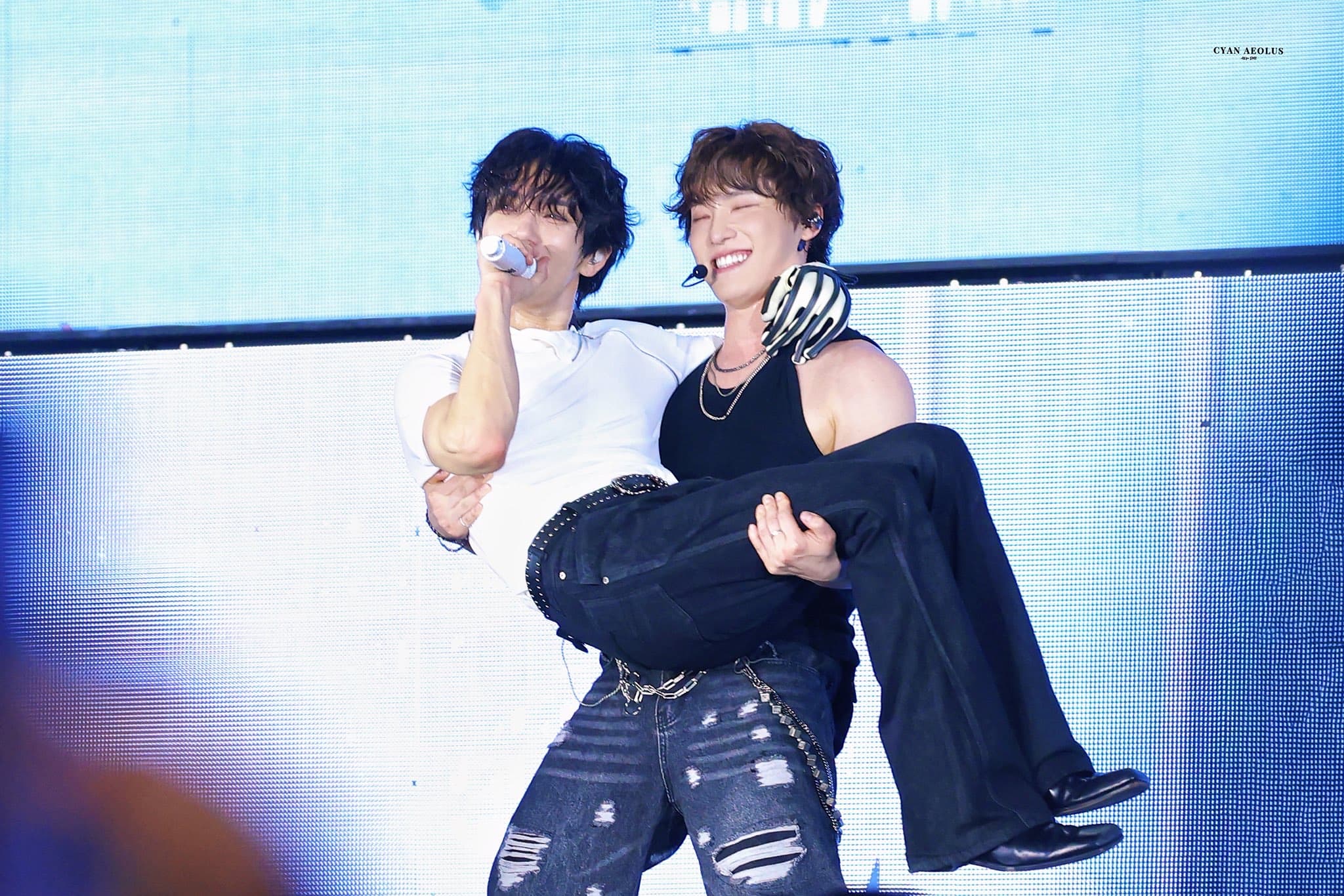 當年努力抱起哥哥的弟弟現在能簡單抱起來了