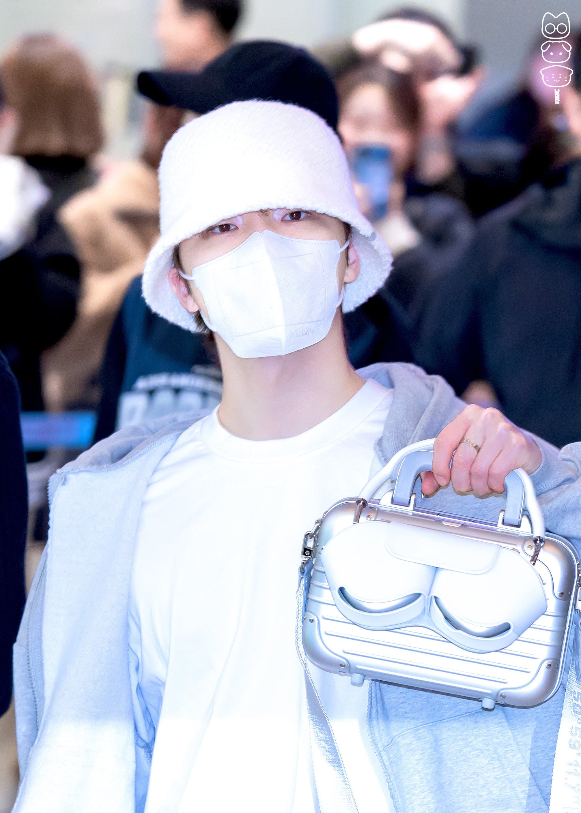 燦寶很適合RIMOWA這款小包好幾次活動都有背（這個白色帽子跟義大利旅行哪個小綠帽很像