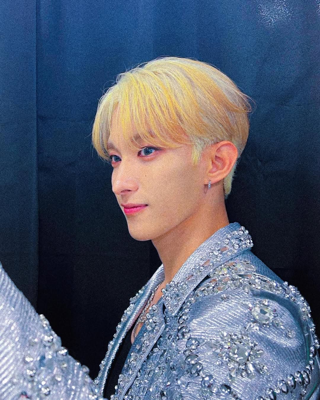 FOLLOW AGAIN 

-240401