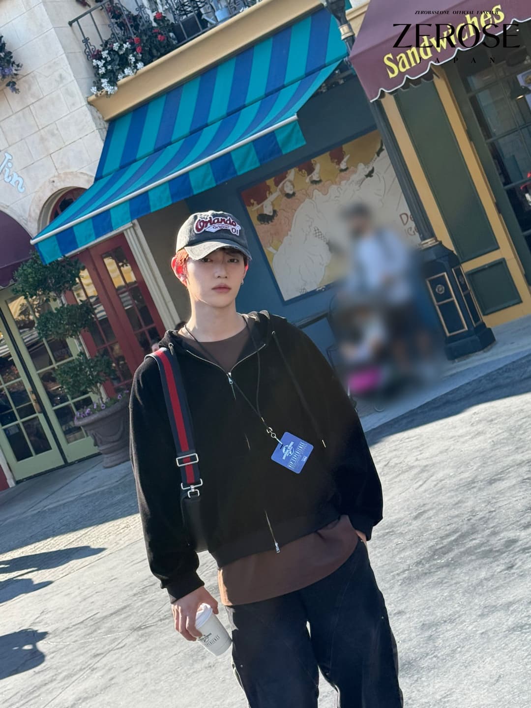 2025.08.11
ZHANG HAO

久しぶりに海外スケジュールで少し余裕があって、メンバーたちとユニバーサル・スタジオに行きました。
天気もすごく良くて、風にもあたることができて良い思い出になりました。
偶然、BLUE PARADISEみたいな噴水を見つけて楽しく写真を撮りました。
そして、親切なスタッフさんにお願いして集合写真も撮ってもらいました。
いずれ日本のユニバーサル・スタジオにも行ってみたいです！
アイスクリームとドーナツを食べたんですけど、ビッグアイスクリーム、ビッグドーナツで美味しかったけど甘すぎでした。
最後に、僕たちの日本でのコンサートがもうすぐなので、たくさん楽しみにしてNEVER SAY NEVERカムバックも期待してください！￼