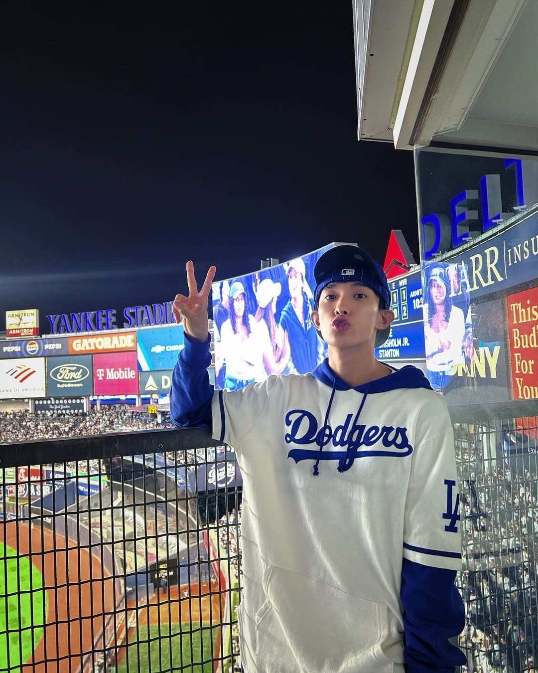 MLB: K-pop icon and Dodgers fan DK was at a #WorldSeries game to help cheer them on to the championship 🤩

#SEVENTEEN #세븐틴 #DK

-241101