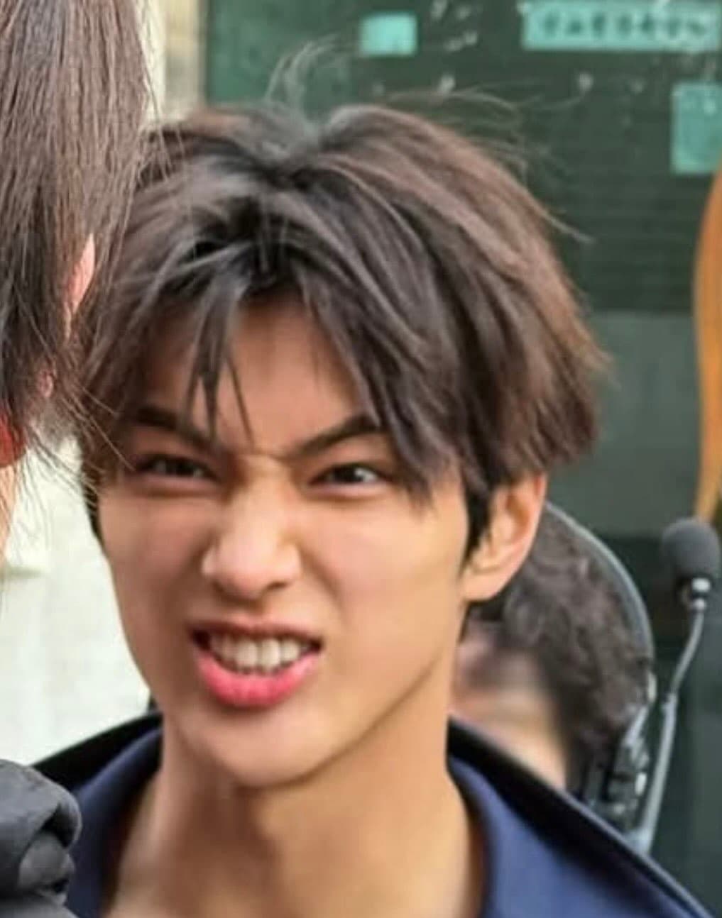 一隻愛齜牙的小狗