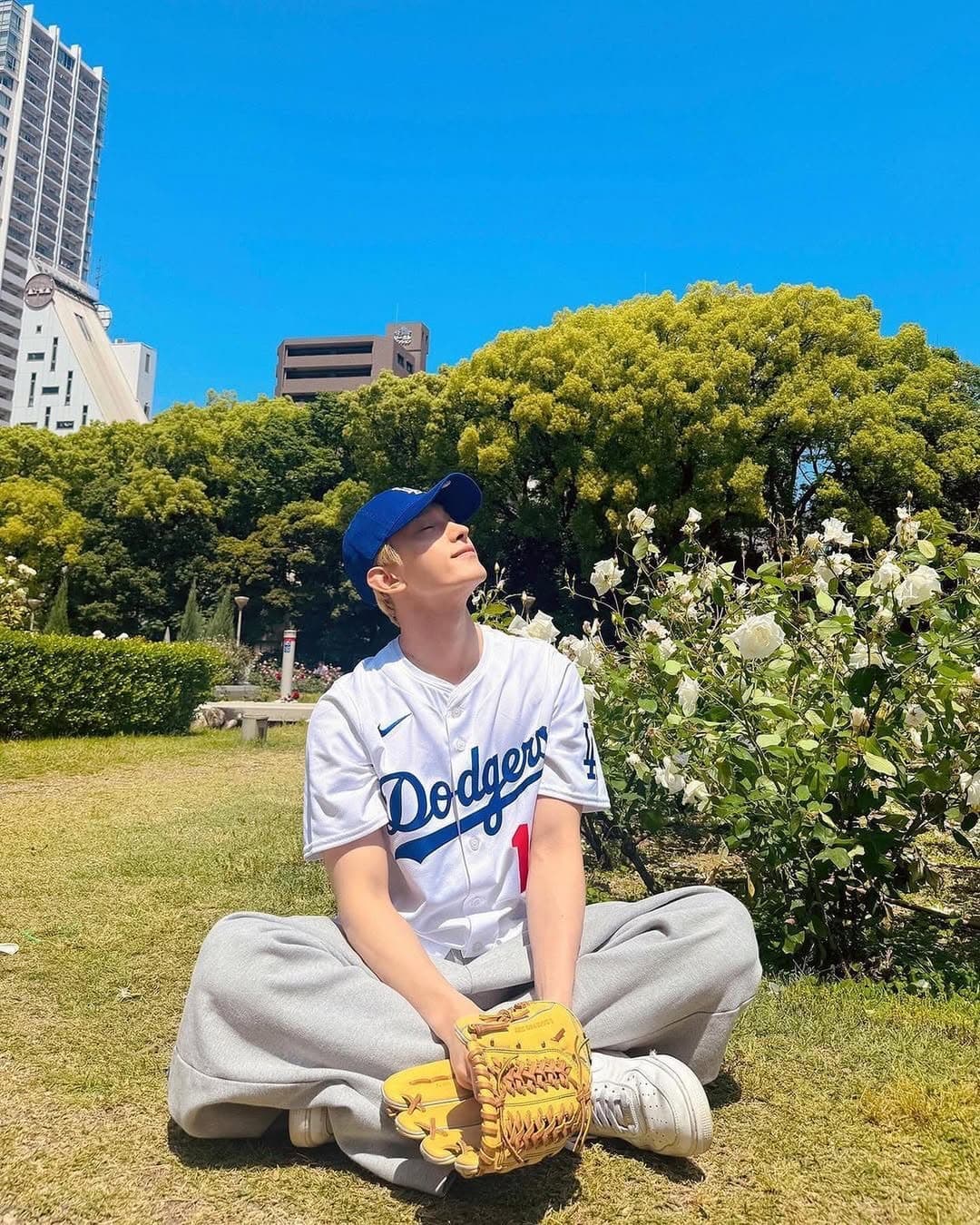 MLB: DK, from global K-pop superstars SEVENTEEN, loves baseball. His childhood dream was to become a baseball player

Who wants to see him throw out a first pitch at a MLB game?

#SEVENTEEN #세븐틴

-240611