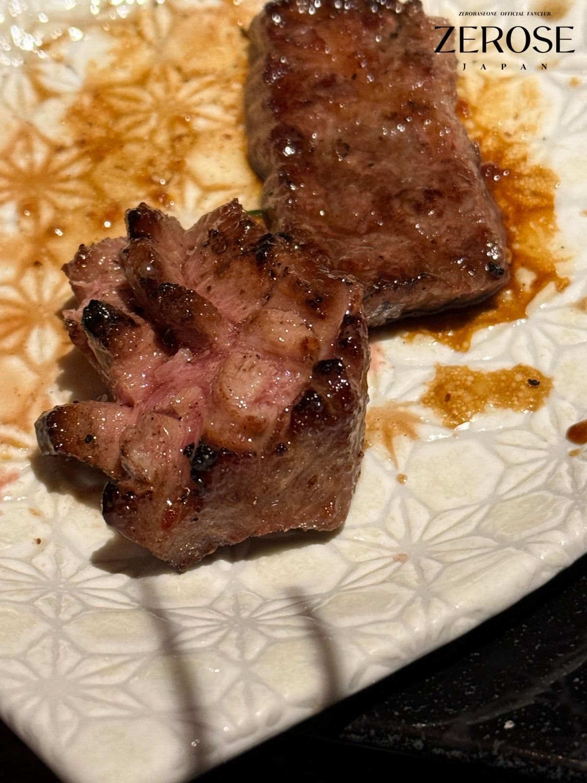 2025.02.11
RICKY
日本活動

今回の日本活動の時、好きな牛タンをたくさん食べました。
会食する時も食べたし、MATTHEWと遊びに行った時も食べて満足でした。
そして散歩の時、タワーレコードに僕たちの写真がたくさんあるのを見ましたが、とても不思議でした。
だから写真を撮ったのですが、外でしか写真を撮ることができなくて残念でした。
また日本に行きます。待っていてください。￼