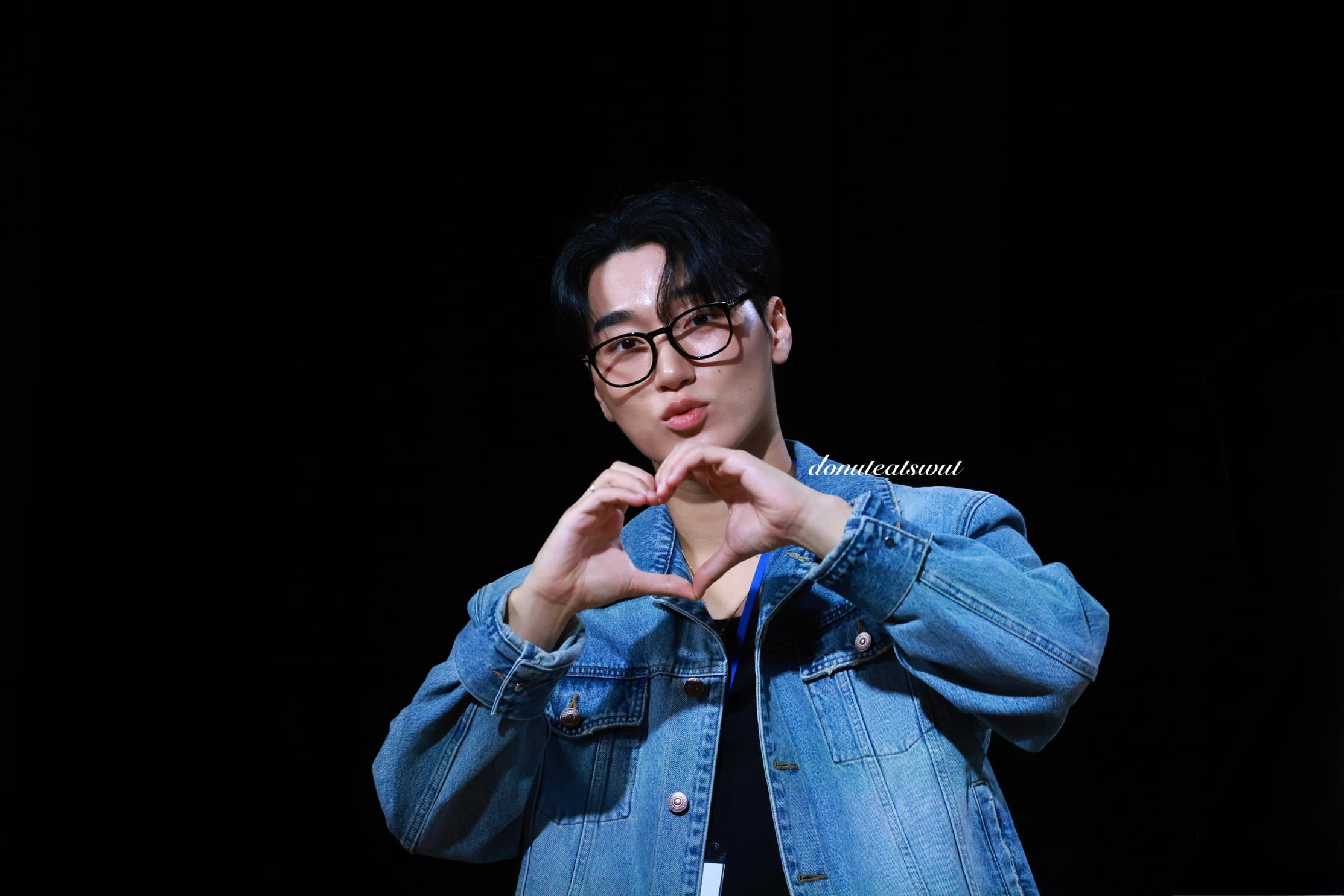 260317 Apple Music 簽售
沒用電腦加工過還不敢上推特
先放在這邊紀念一下(˶‾᷄ ⁻̫ ‾᷅˵)
當初600多張被刪到400張
還好可以直出的圖還是很多的
這場的榮看起來好榮光煥發✨