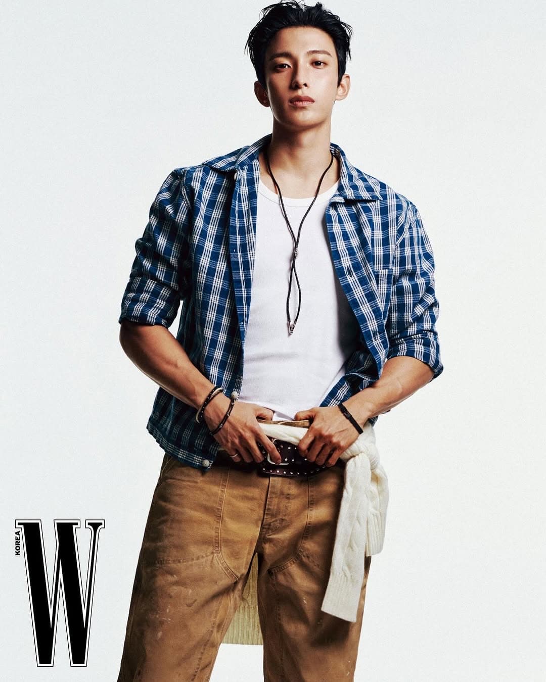 #협찬 <A Quiet Serenade>
세븐틴 도겸의 목소리는 어딘가 잘 다듬은 유리를 닮았다. 투명하지만 쉽게 흐려지지 않고, 빛을 받으면 또렷해진다. 그 목소리의 결을 담아낸 미니 앨범 <소야곡>의 발매를 앞둔 어느 날, 도겸은 유난히 차분한 상태였다. 소리를 키우기보다, 조곤조곤 마음의 밀도를 이야기했다.
”소야곡이라고 했을 때 제 안에 딱 떠오르는 이미지가 있었어요. 달빛 아래 나무가 있고, 바람에 나뭇잎이 흔들리고요. 그 자리에 그녀가 서 있는 거죠. 저는 그쪽으로 천천히 다가가고 있고요. 설렘으로 시작해서 권태기를 지나, 이별에 이르기까지. 사랑이 흘러가는 과정을 앨범 안에 담아보고 싶었어.“ @wkorea
-
패션 디렉터 | 김신
피처 에디터 | 전여울
포토그래퍼 | 고원태
스타일리스트 | 윤보람
헤어 | 남다은
메이크업 | 한아름
어시스턴트 | 나혜선
-
#poloralphlauren #도겸 #dokyeom

-260127