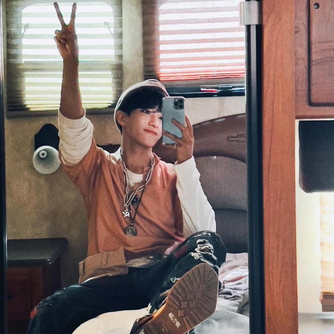 MV behind🎶

-231024