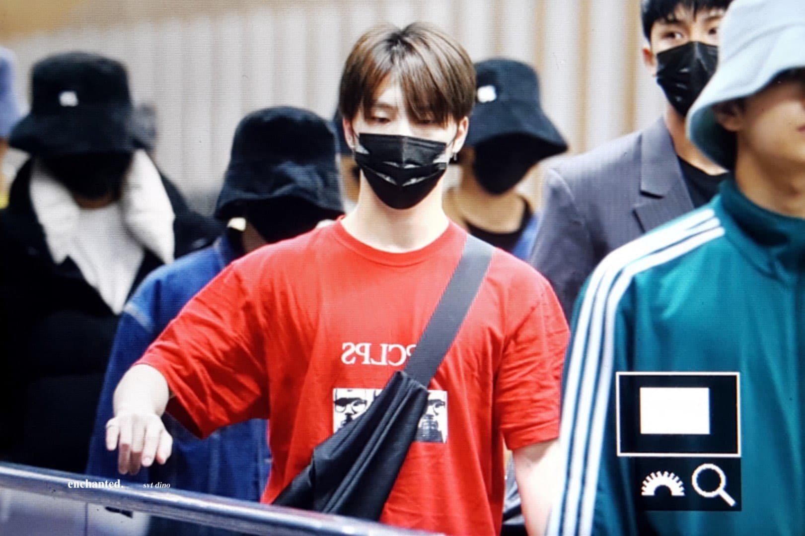 2019年燦寶可愛小手走在手扶梯上行走2026依舊不變