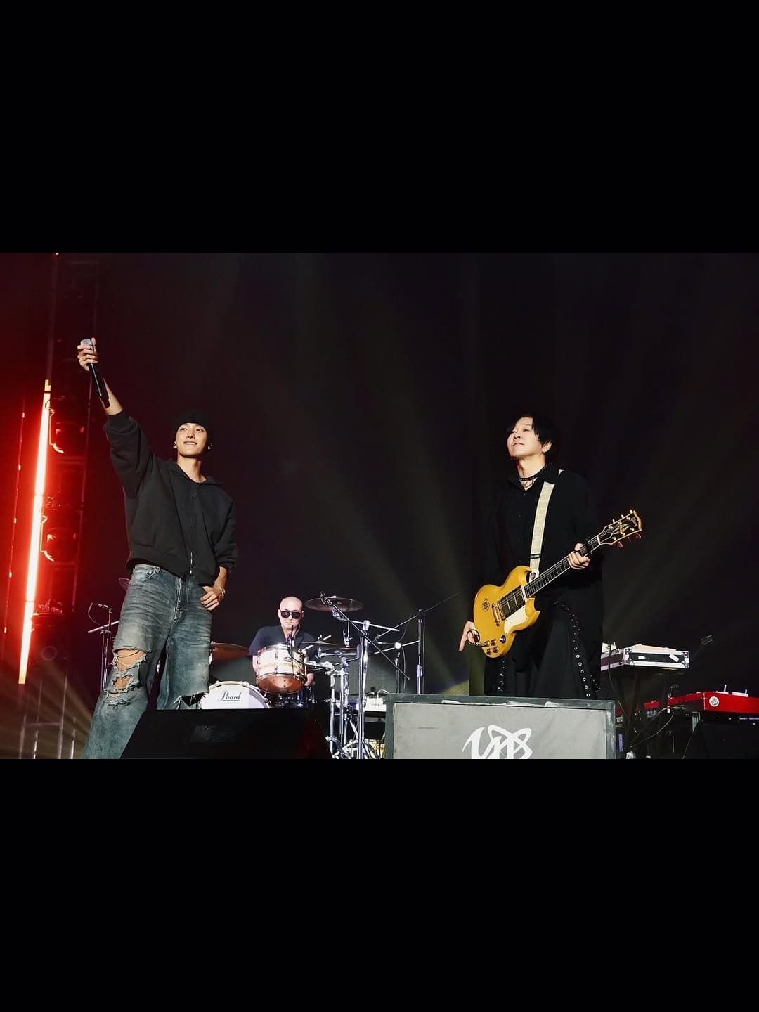 오늘 대전에 갔다 왔다 바로 YB 30주년 remastered 공연을 보러 갔기 때문이다″̮ 도현이 형께서 흔쾌히 초대를 해주셨다!
어릴 적 난 YB 밴드를 보고 가수의 꿈을 키웠는데 선배님들의 공연을 직접 보는 건 오늘 처음이었다. 그래서 더욱 떨렸다.. 그리고 오늘 앵콜 무대에서 같이 합동 무대 나는 나비를 같이 부르게 되었는데 도현이 형께서 같이 하면 팬분들께 좋은 순간들로 기억될 것 같다고 말씀하셨다ᄒᄒ 도현이형과 함께 무대를 하는 순간이 나한테 오는 게 꿈만 같았다. 심장이 떨렸다,,
공연장에 도착했는데 관객분들이 많이 계시고 엄청 설렜다
암전이되고 내가 정말 좋아하는 생일이라는 노래가 잔잔하게 흘러나왔다 그리고 시작하자마자 나는 VCR 보고 눈물이
날 뻔했다 지금까지 선배님들의 30년 동안의 시간들이 화면에 나오면서 감동이 밀려왔다 이렇게 멋진 가수이자 선배님으로 존재해 주셔서 정말 너무너무 감사했다. 그리고 멋지고 신나는 무대들로 미친 듯이 행복했다ෆ⸒⸒ 대전 팬분들도 너무 잘 즐겨주셔서 분위기가 너무 좋았다 이제 앵콜 시작되기 전 무대에 올라가야 하는데 너무 긴장돼서 참 떨렸지만 무대에서 도현이형이 내 이름을 소개하고 내가 무대로 올라갔는데 정말 꿈같은 느낌이었다.
존경하는 가수와 함께 무대를 한다는 건 이런 기분이구나..
그리고 정말 행복하구나. 정말 잊지 못할 하루다✰
도현이 형 정말 감사드리고 사랑합니다ෆ⸒⸒
ROCK & ROLL
-260126