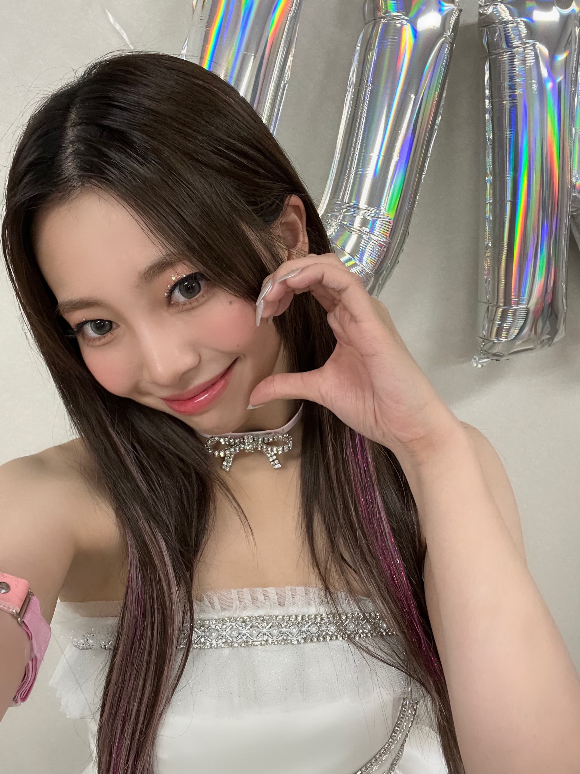 ⭐️에버애프터~!!⭐️
유니스가 오사카에 갔다왔는데 애프터들 덕분에 TMA에서 2개나 상을 받을 수 있었어요!!!🏆🏆
정말 정말 감사합니다!😭 애프터들에게 멋진 모습을 보여주고 싶어서 댄스 브레이크와 인트로의 독무를 열심히 연습했기 때문에 무사히 무대를 마칠 수 있어서 정말 좋았어요! 🫶💕💕
UNIS won two TMA awards! Thanks to Ever After! Thank you so much! I practiced dance break and intro solo dance hard, and I'm so happy that I was able to show you a new and better performance in Ever After!😘💕
I love you🩷
エバーアフター!!!
ユニスがTMAで2つも賞をもらうことができました!!🏆🏆
いつもたくさん応援してくれて本当にありがとうございます!
京セラドームという大きなステージでパフォーマンスをするのは本当に緊張しましたが、エバーアフターの皆さんにかっこいい姿をお見せしたくて一生懸命練習しました!
ダンスブレイクとイントロのソロダンスどうでしたか??🫣
これからもずっと成長し続ける姿をお見せできるように頑張ります!🔥🔥
ユニスとずっと一緒にいてください💕💕