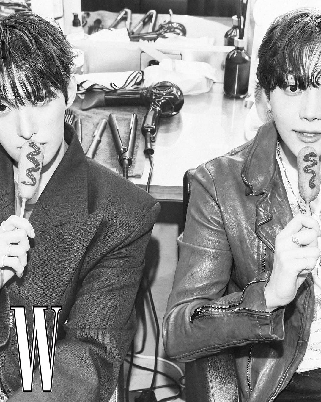 미니 앨범 <소야곡>에 이어 예정된 국내외 5개 도시에서의 단독 공연, 그리고 서울재즈페스티벌까지. ’도겸x승관‘이 새로운 모습으로 대중 앞에 섭니다. 도전을 두려워하지 않는 이들은 라이브 촬영 현장에서도 과감하게 움직였는데요. 도겸의 파워풀한 보컬과 승관의 섬세한 감성이 이룬 시너지처럼, 완벽했던 촬영 현장. 그 비하인드를 더블유의 뷰 파인더로 담았습니다. @wkorea #editor_윤다희
-
디지털 에디터ㅣ윤다희
사진 | 장정우
디자인ㅣ박송이
헤어ㅣ남다은
메이크업ㅣ한아름
스타일리스트ㅣ윤보람
어시스턴트ㅣ허현진
-
@dk_is_dokyeom @pledis_boos @saythename_17 #DxS #도겸X승관 #세븐틴 #SEVENTEEN
-260228